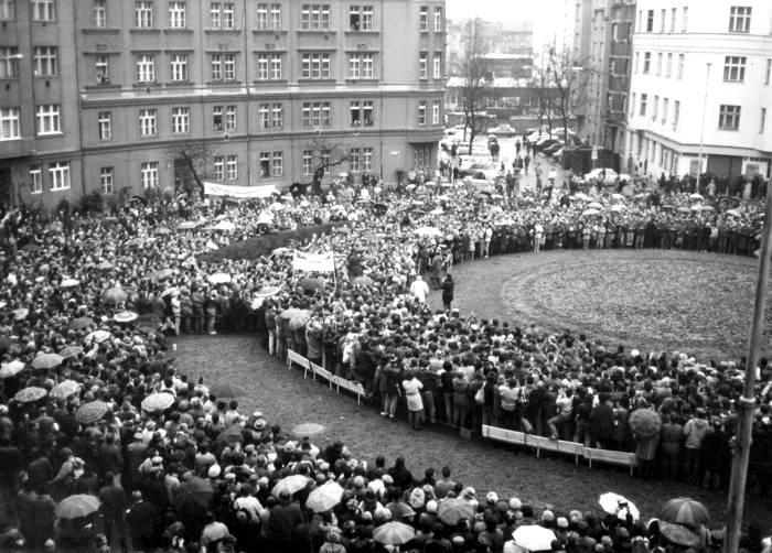 Před 35 lety proběhla v Den lidských práv  na Škroupově náměstí v Praze  první povolená demonstrace. Zahájil ji Václav Havel, Vlasta Chramostová četla na závěr z Všeobecné deklarace lidských práv