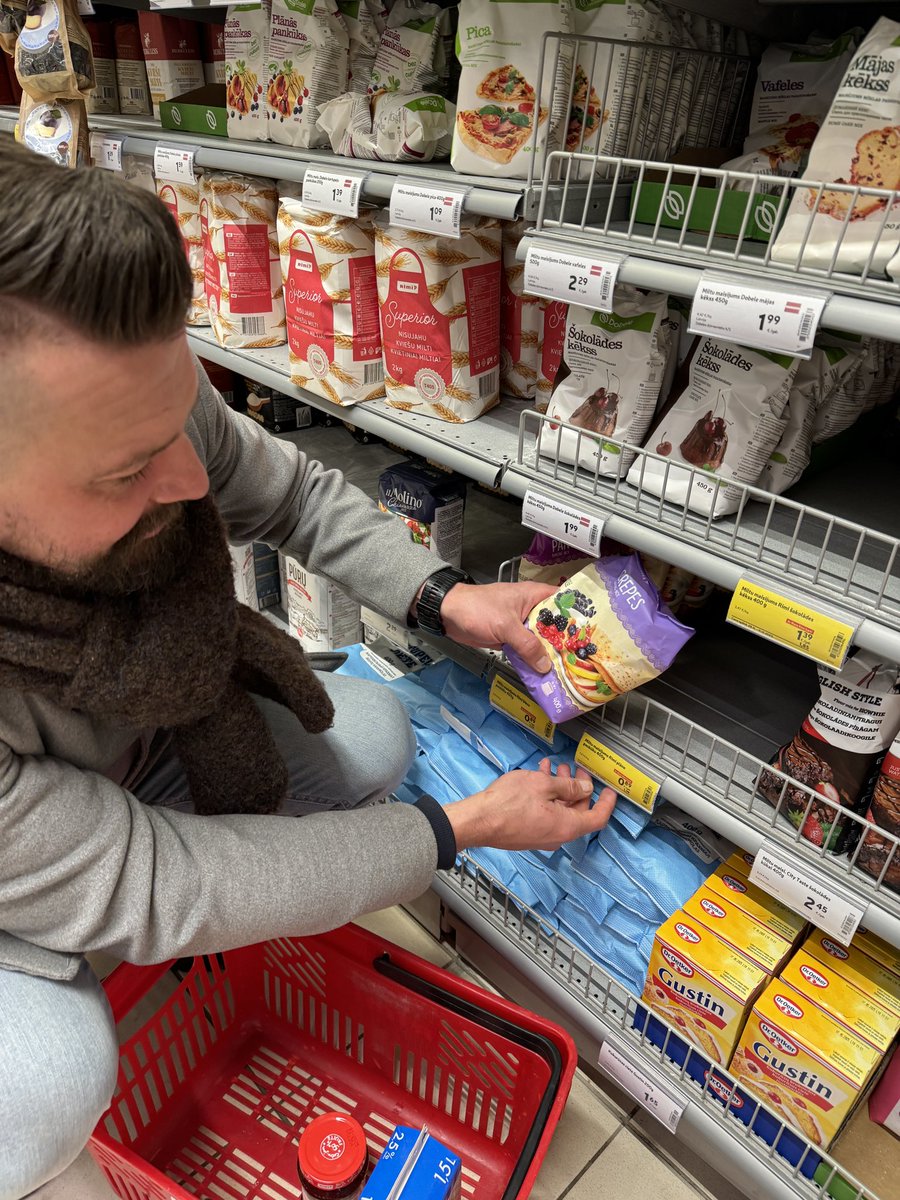 armandssimsons's tweet photo. @RimiLatvija piestāv katrai dienai, bet jo īpaši svētdienai! Nāciet līdzi! Parādīšu, kas mums šodien, un ne tikai svētdienā, ir groziņā➡️uz plīts➡️uz šķīvjiem➡️un tad jau arī vēderiņos! Sākam ar brokastīm!!! Plānās pankūkas ar ievārījumu! Īzī pīzī!🤤
#reklāma #garšīgasadarbība https://t.co/zb9epM6EIW
