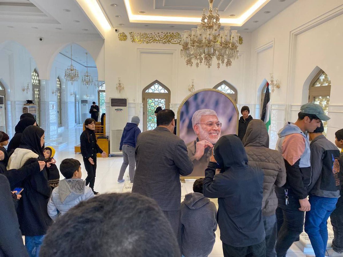 توافد المحبين في روضة الشهيد القائد ابو مهدي المهندس رضوان الله عليه وفاءاً له بيوم النصر ..
#يوم_النصر_العراقي 
#المقاومه_الاسلاميه 
#الحشد_الشعبي