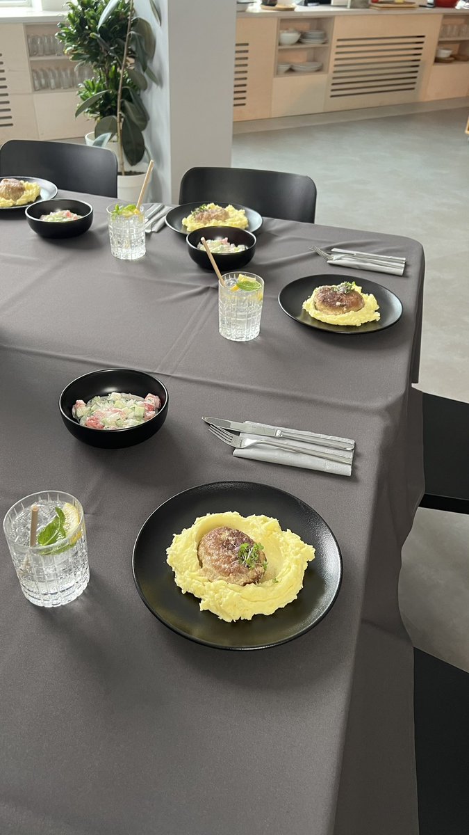 Draugi! Ja Jūs neesat vēl izmēģinājuši <a href="/RimiLatvija/">Rimi</a> #rimismart SIMSONA KOTLETES, tad, ko Jūs vēl gaidāt!? Pusdienas ir katru dienu un simsskotletten, uz maizītes, izcili piederas arī nākamajā dienā brokastīs pie kafijas.😉
#reklāma #garšīgasadarbība