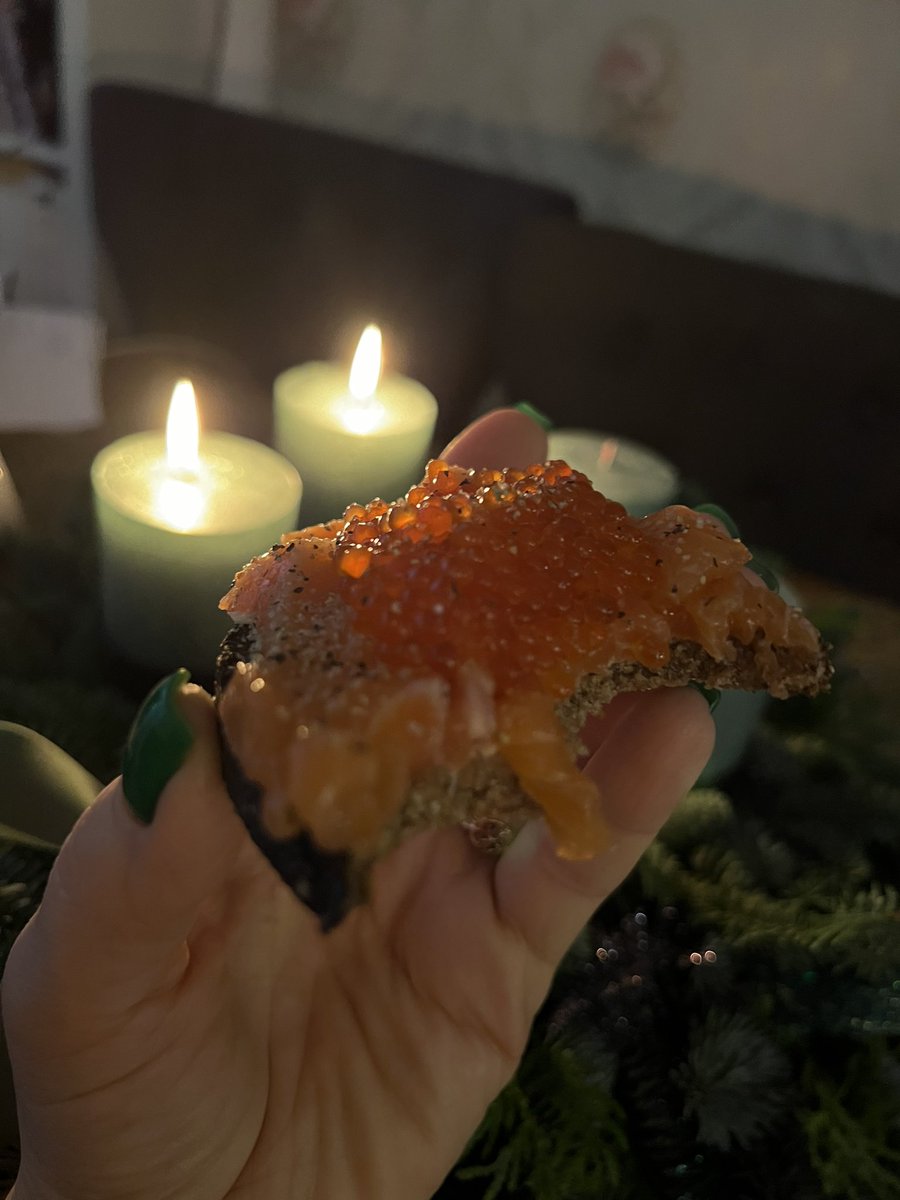 Ja nav ko ēst, tad izņem no ledusskapja lasi nav augstprātīga pasaka, bet reāla situācija, ko piedāvā realizēt <a href="/RimiLatvija/">Rimi</a> Lasis cepeškrāsnī, lasis uz maizītes…ar ikriem!? Lašikrmaizīte!? Un kāpēc gan ne!? Ir taču svētku laiks un to var atļauties!
#reklāma #garšīgasadarbība