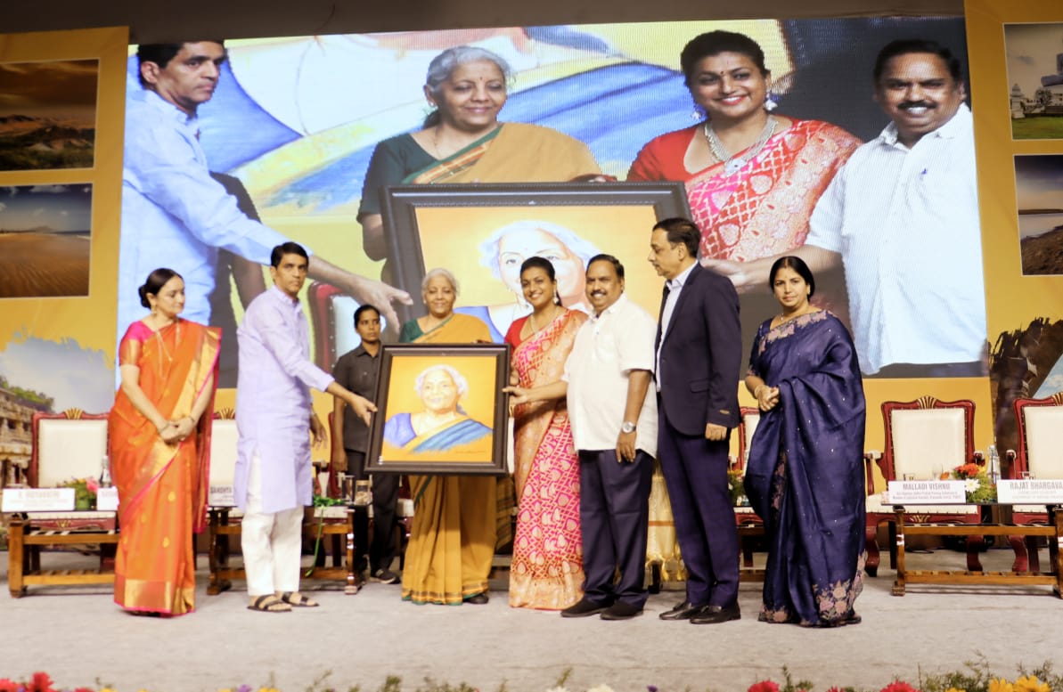 కేంద్ర మరియు రాష్ట్ర పర్యాటక మంత్రిత్వ శాఖలు కలిసి నేటి నుండి మూడు రోజుల పాటు నిర్వహిస్తున్న `కృష్ణవేణి సంగీత నీరాజనం` సంగీత ఉత్సవాన్ని కేంద్ర మంత్రి శ్రీమతి <a href="/nsitharaman/">Nirmala Sitharaman</a> గారితో కలిసి విజయవాడలో ప్రారంభించడం జరిగింది.

Live link:
youtube.com/live/sYi54dm1x…

#MinistryOfTourism