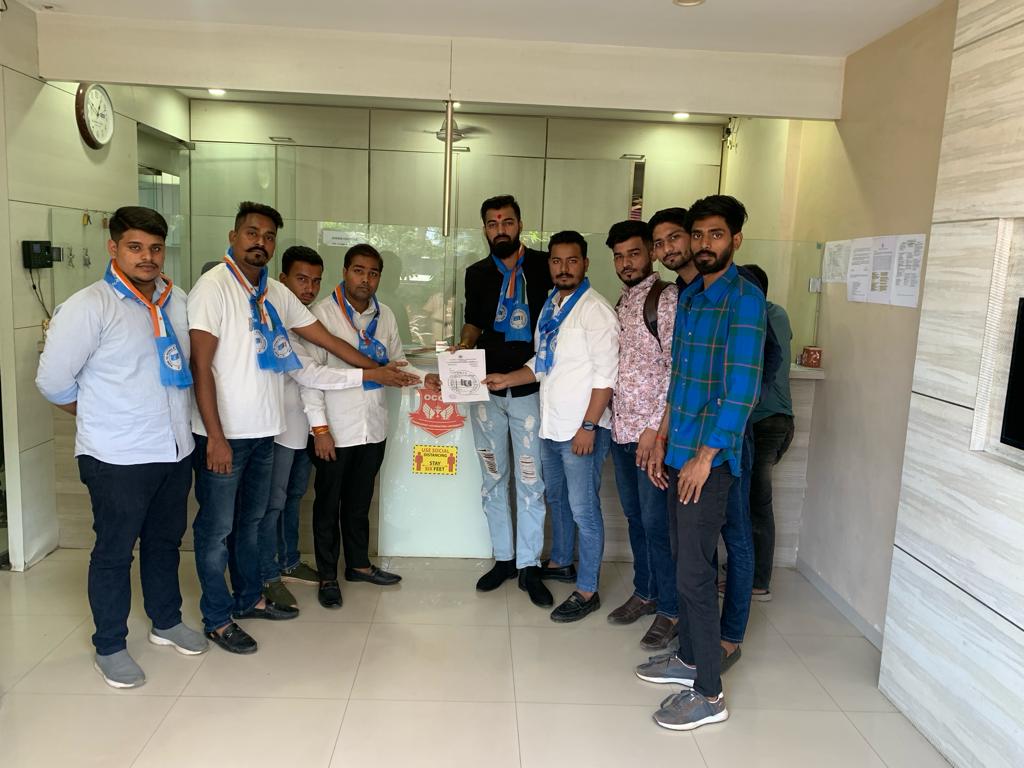 Thakurshekhar98's tweet photo. आज उत्तर पश्चिम मुंबई NSUI द्वारा ओरियंटल कॉलेज पर विद्यार्थियों के मार्कशीट में हुए घोटाले के खिलाफ़ डेलीगेशन लेने से मना करने पर NSUI द्वारा प्रदर्शन किया गया तत्पचात पुलिस के आने के बाद प्रिंसिपल द्वारा लेटर लिया गया ।
#scams #resultscam #orientalcollege https://t.co/biEeMHKRy5