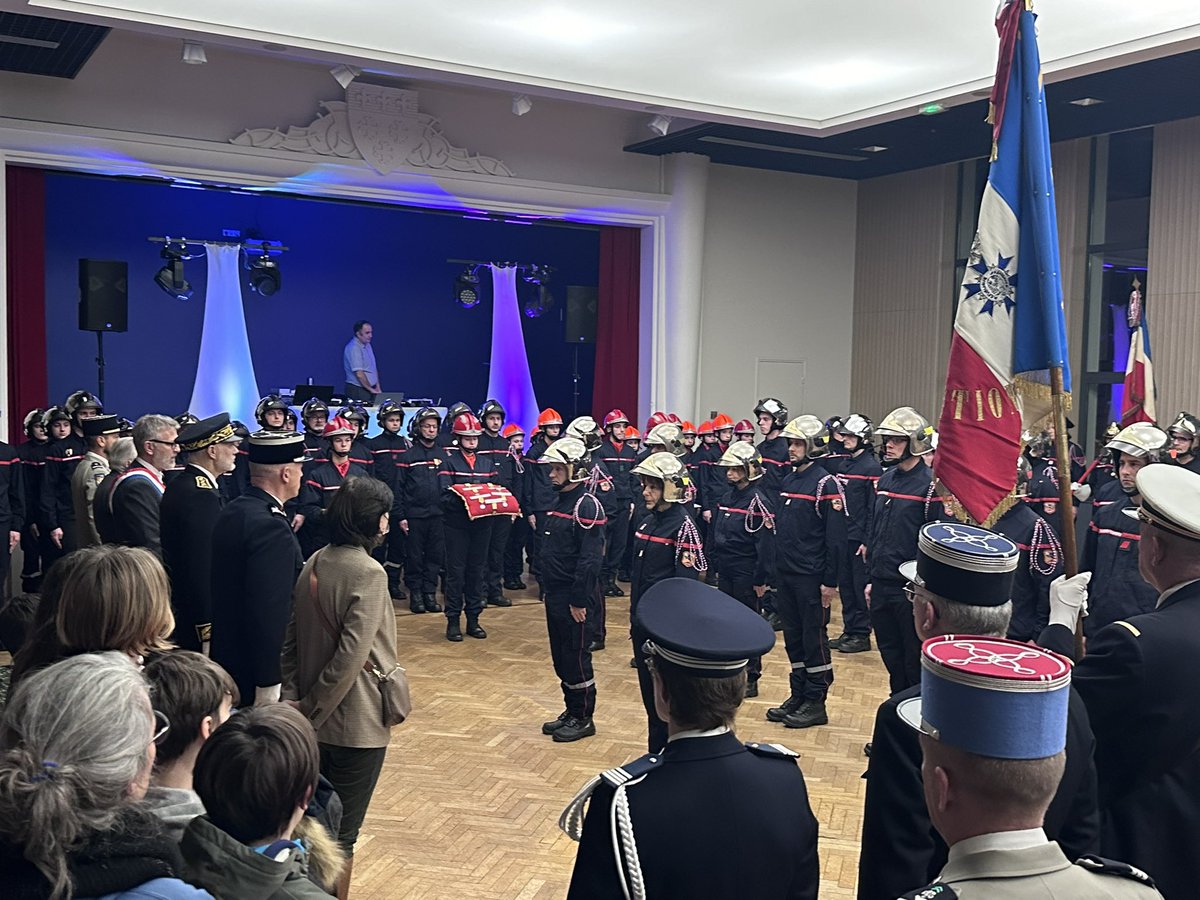 Les jeunes de Villon s’engagent. Lors de la cérémonie de la sainte Barbe du CSP de Moulins, nous avons réuni sur une même photo les anciens et actuels élèves du collège qui se sont engagés au service des autres et de leur protection 👏👏👏 (Pompiers, SNU, UNASS…). <a href="/Prefet03/">Préfet de l'Allier</a>