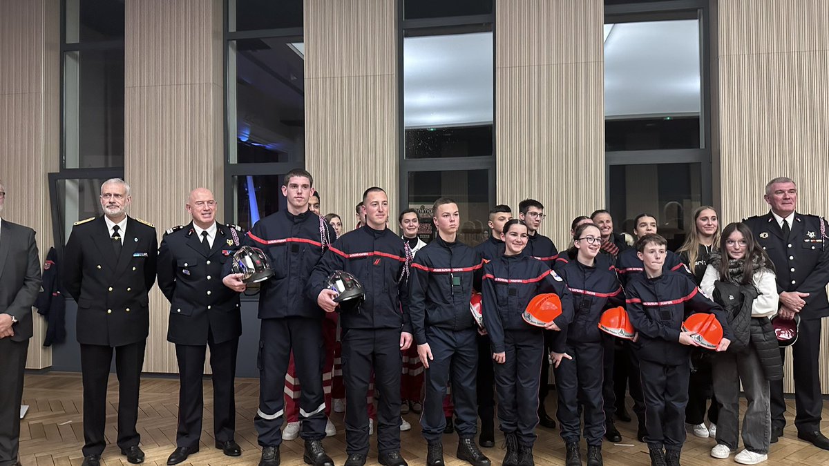 CollegeYzeure03's tweet photo. Les jeunes de Villon s’engagent. Lors de la cérémonie de la sainte Barbe du CSP de Moulins, nous avons réuni sur une même photo les anciens et actuels élèves du collège qui se sont engagés au service des autres et de leur protection 👏👏👏 (Pompiers, SNU, UNASS…). @Prefet03 https://t.co/rZkoBYQoog