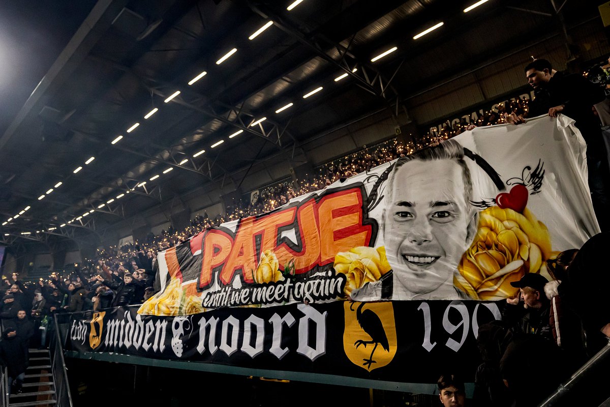 ADODenHaag's tweet photo. 🎇 Een indrukwekkend eerbetoon aan Patrick van der Heiden.  #YNWA https://t.co/ZT4u4uRTfy