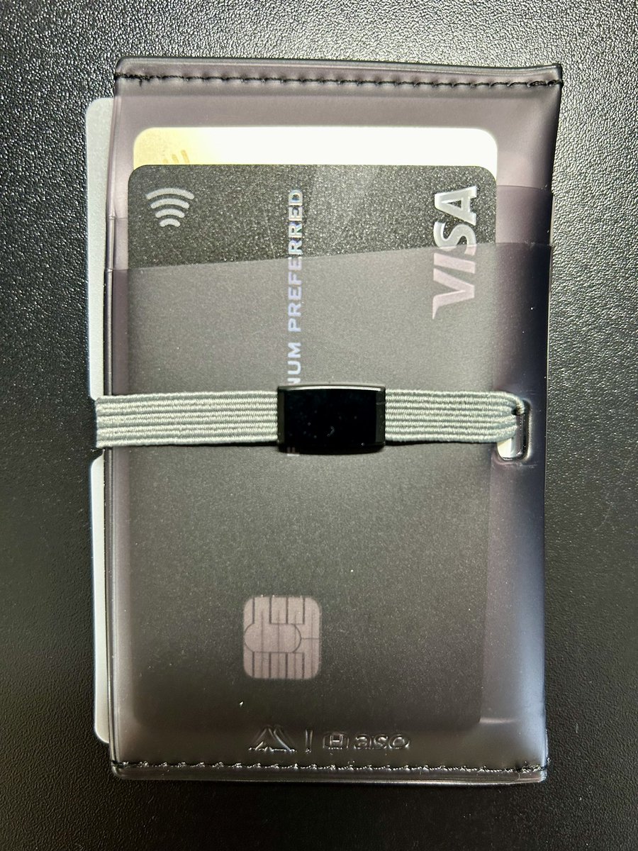 gyro_killer's tweet photo. 新しいカードケース新調しました。
ミニマルデザインでカッコ良すぎる😍
表収納には三井住友プラチナプリファードを撮影用に収納してカッコつけ😂
普段は財布に入れない二軍カードや診察券、名刺入れるのが良さそう🤔
裏は推しキャラのカードとか入れたいので
探してみます！

#myflefile https://t.co/FDmhSmzG9V