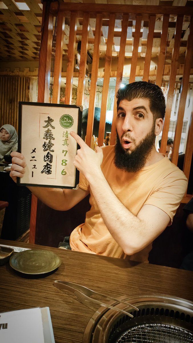 SofianLeGEEK's tweet image. La définition d'un Muslim heureux au Japon 😍🇯🇵👇