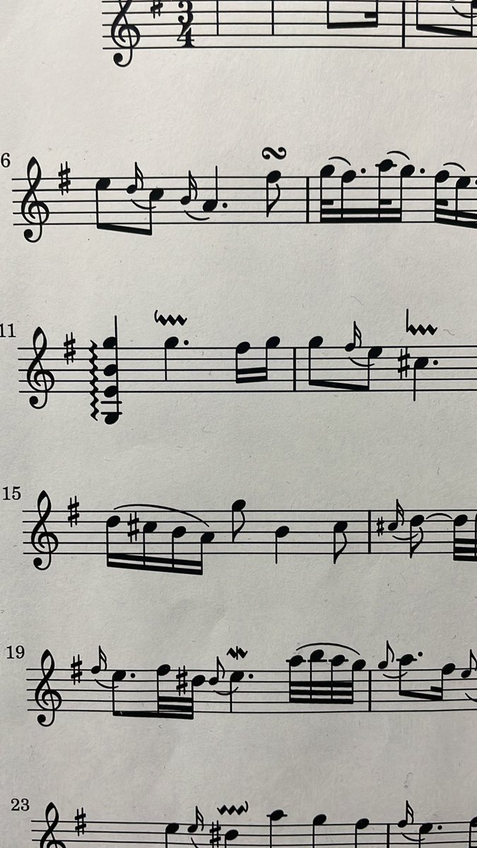 maniackid_'s tweet photo. 教わった通りスラーの最後の音まで丁寧に弾くと音が流れ出す感覚が確かにある。それはそうと家で弾いてる曲の音符の上の記号、wwに見えて笑われてるよう。普通に書けばいいのにww https://t.co/5LzTCru2q4