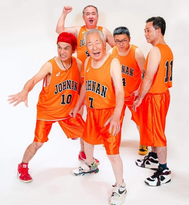 livedoornews's tweet photo. 【映画再現】平均年齢64.4歳、気仙沼条南商店街の店主5人が『SLAM DUNK』風ポスターに
https://t.co/brYhiPnaKz

東日本大震災後で商店街に活気を取り戻そうと、これまでも『鬼滅の刃』などに扮したポスターを作ってきた。会長は「今回は鬼滅超えするかもしれません」と反響に驚いている。 https://t.co/sQrZ8CWDYG