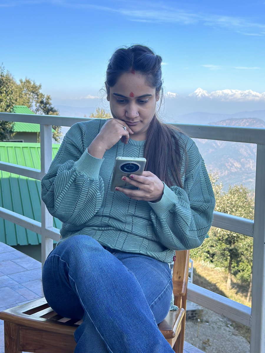 PragyaLive's tweet photo. नमस्ते दोस्तों 2 दिन के अवकाश के बाद फिर मिलेंगे...और लड़ेंगे..
-----------------

हम लड़ेंगे तब तक जब तक 
कि आदिवासी भाई पर
पेशाब की जाती है 
खिल हुए सरसों के फूलों को 
बीजने वाले जब तक ख़ुद नहीं सूँघते 
कि सूजी आँखों वाली 
गाँव की अध्यापिका का पति जब तक 
जंग से लौट नहीं आता 
जब तक पुलिस के सिपाही 
अपने ही भाइयों का गला दबाने के लिए विवश हैं 
हम लड़ेंगे जब तक 
दुनिया में सच के लिए लड़ने की ज़रूरत बाक़ी है...

‘’हम लड़ेंगे साथी..
जब बंदूक़ न हुई, तब तलवार होगी 
जब तलवार न हुई, लड़ने की लगन होगी 
लड़ने का ढंग न हुआ तो सच के लिए 
लड़ने की ज़रूरत होगी लेकिन हम लड़ेंगे साथी‘’