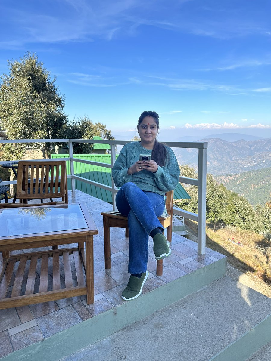 PragyaLive's tweet photo. नमस्ते दोस्तों 2 दिन के अवकाश के बाद फिर मिलेंगे...और लड़ेंगे..
-----------------

हम लड़ेंगे तब तक जब तक 
कि आदिवासी भाई पर
पेशाब की जाती है 
खिल हुए सरसों के फूलों को 
बीजने वाले जब तक ख़ुद नहीं सूँघते 
कि सूजी आँखों वाली 
गाँव की अध्यापिका का पति जब तक 
जंग से लौट नहीं आता 
जब तक पुलिस के सिपाही 
अपने ही भाइयों का गला दबाने के लिए विवश हैं 
हम लड़ेंगे जब तक 
दुनिया में सच के लिए लड़ने की ज़रूरत बाक़ी है...

‘’हम लड़ेंगे साथी..
जब बंदूक़ न हुई, तब तलवार होगी 
जब तलवार न हुई, लड़ने की लगन होगी 
लड़ने का ढंग न हुआ तो सच के लिए 
लड़ने की ज़रूरत होगी लेकिन हम लड़ेंगे साथी‘’