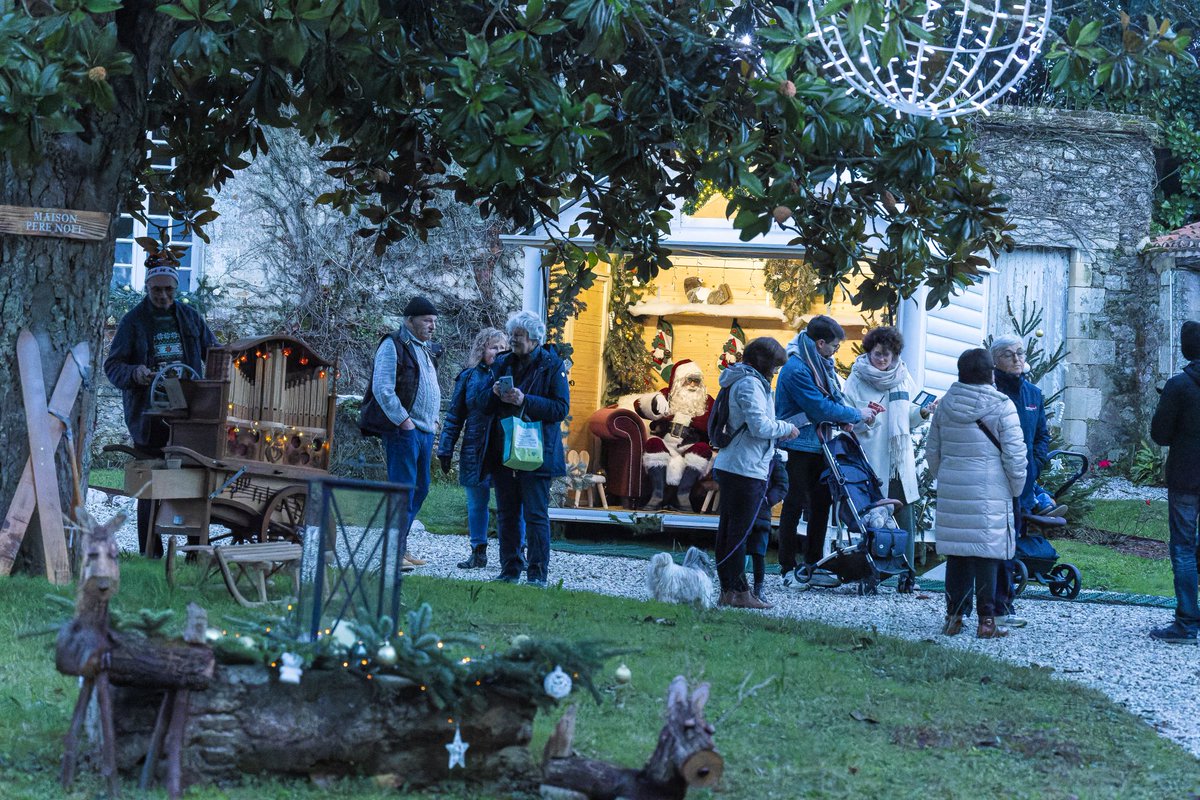 VilleDesSables's tweet photo. 🎄La Ville vous invite à partager la tradition de Noël dans un très bel écrin : le cœur du Château d'Olonne.

Ce dimanche, venez écouter les contes, chanter...  Profitez du marché et au détour d'un sapin, vous croiserez peut-être le Père Noël 🎁

👍https://t.co/79IhXAiNa8 https://t.co/Jai67mM1EM
