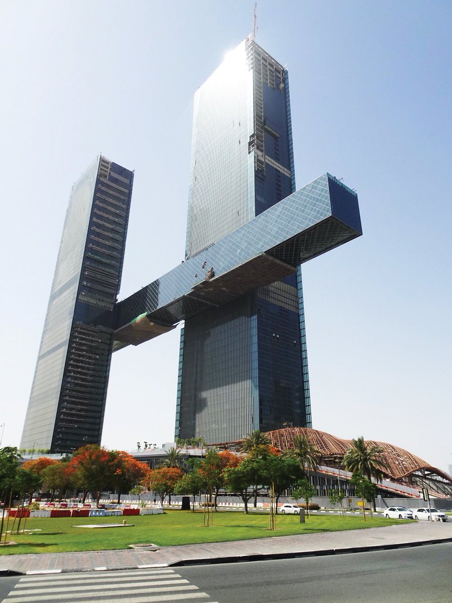 salem's tweet image. 🏙️✨ قريبًا، ستكتسح دبي السماء بابتسامة جديدة! 🌆🇦🇪 "ذا لينك"، أطول برج أفقي معلّق في العالم، قد اكتمل بناؤه ضمن مشروع "زعبيل 1". 🤩🏗️ هذا الصرح المعماري الرائع سيضيف جوًا جديدًا لمدينتنا المبهرة.
• تم بيع أغلى شقة فندقية في تاريخ السوق العقاري المحلي، بسعر وصل إلى 200 مليون…