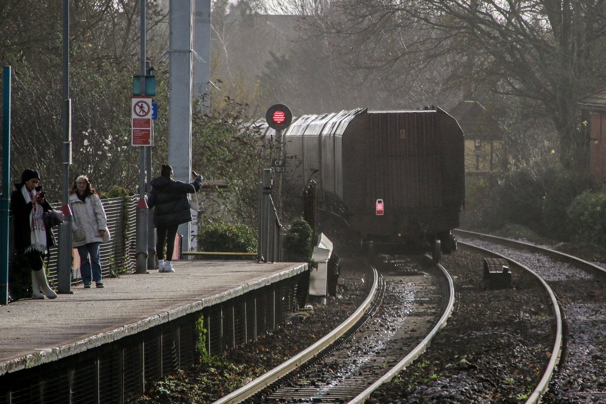 Buzz37295's tweet photo. #SundaySignal CF2861 at Heath High Level as 66057 passes on the 6C93.
Not sure if the lady on the left is taking a selfie lol https://t.co/4gRWKILzJl
