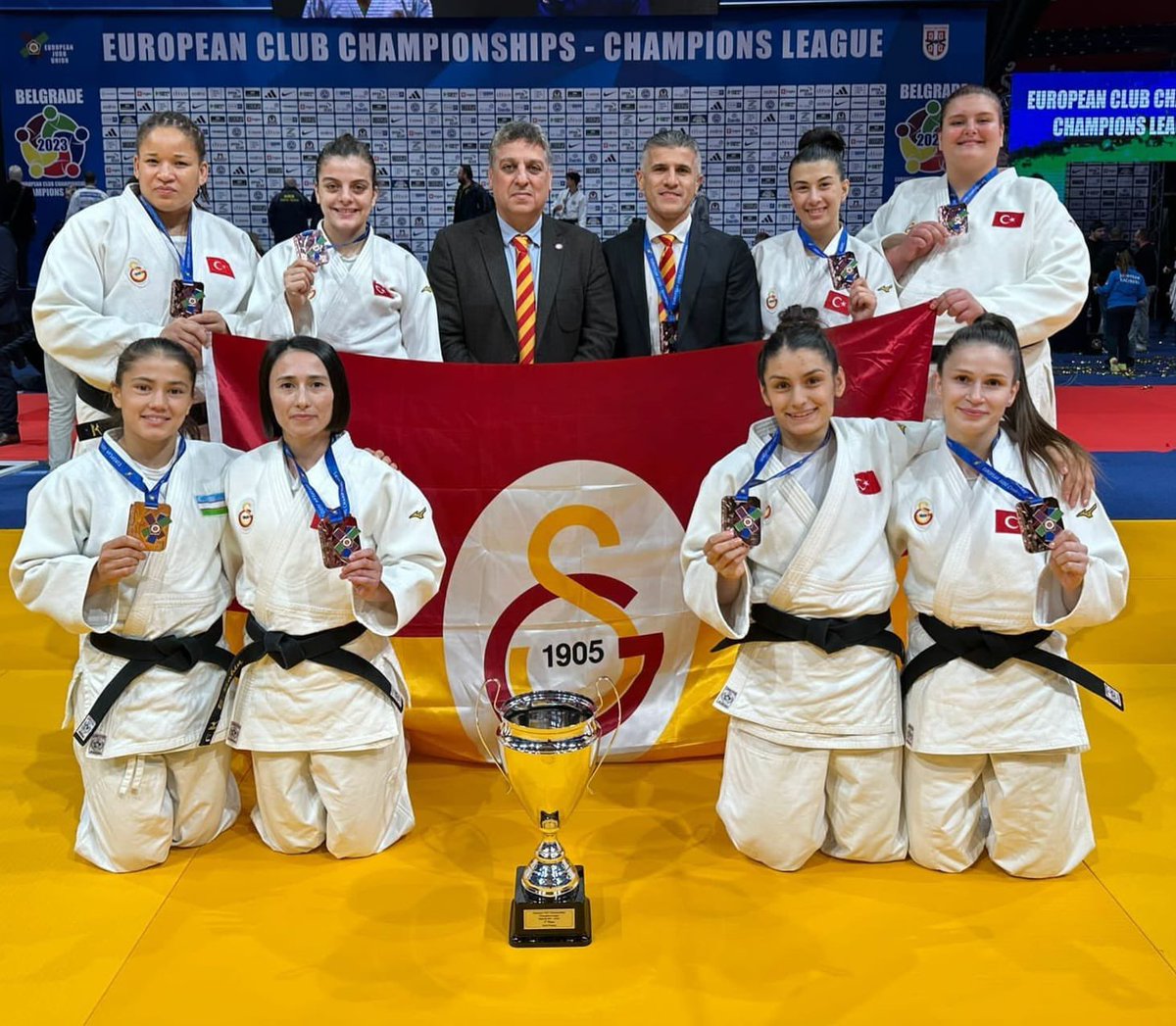 Sırbistan’ın Belgrad kentinde düzenlenen Avrupa Kulüpler Şampiyonası’nda mücadele eden Galatasaray Kadın Judo Takımımız, Avrupa üçüncüsü oldu. 👏 Bronz madalya kazanan sporcularımızı ve antrenörümüz Ercan Çakıroğlu’nu tebrik eder, başarılarının devamını dileriz.