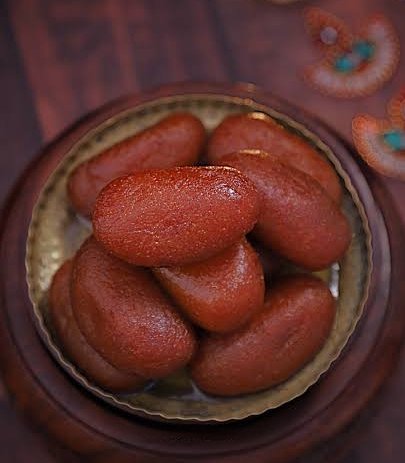 sagarcasm's tweet photo. Round Gulaabjamun tastes better than oblong Gulaabjamun. I can't explain why because this is beyond science. https://t.co/6I59ifD7jY
