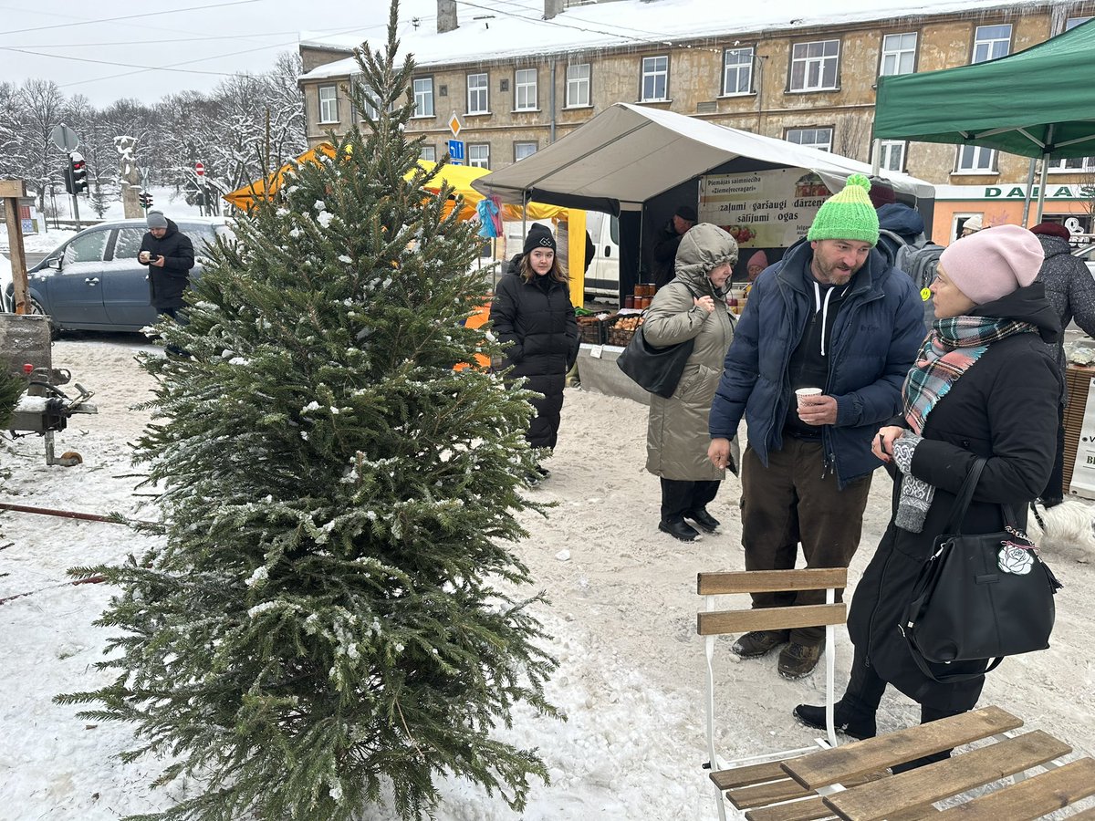majrazotaji's tweet photo. šŖ Latvijas mÄjražotÄju #tirdziÅÅ” @Grizinkalnam ZiemassvÄtku noskaÅÄs ir atvÄrts un gaida savus pircÄjus lÄ«dz pl. 15.00 (PÄrnavas un J.Asara krustoj.)! Å
em biezo maku nÄc #tagad! #GrÄ«ziÅkalns #tirgus https://t.co/85YMSzIcyY