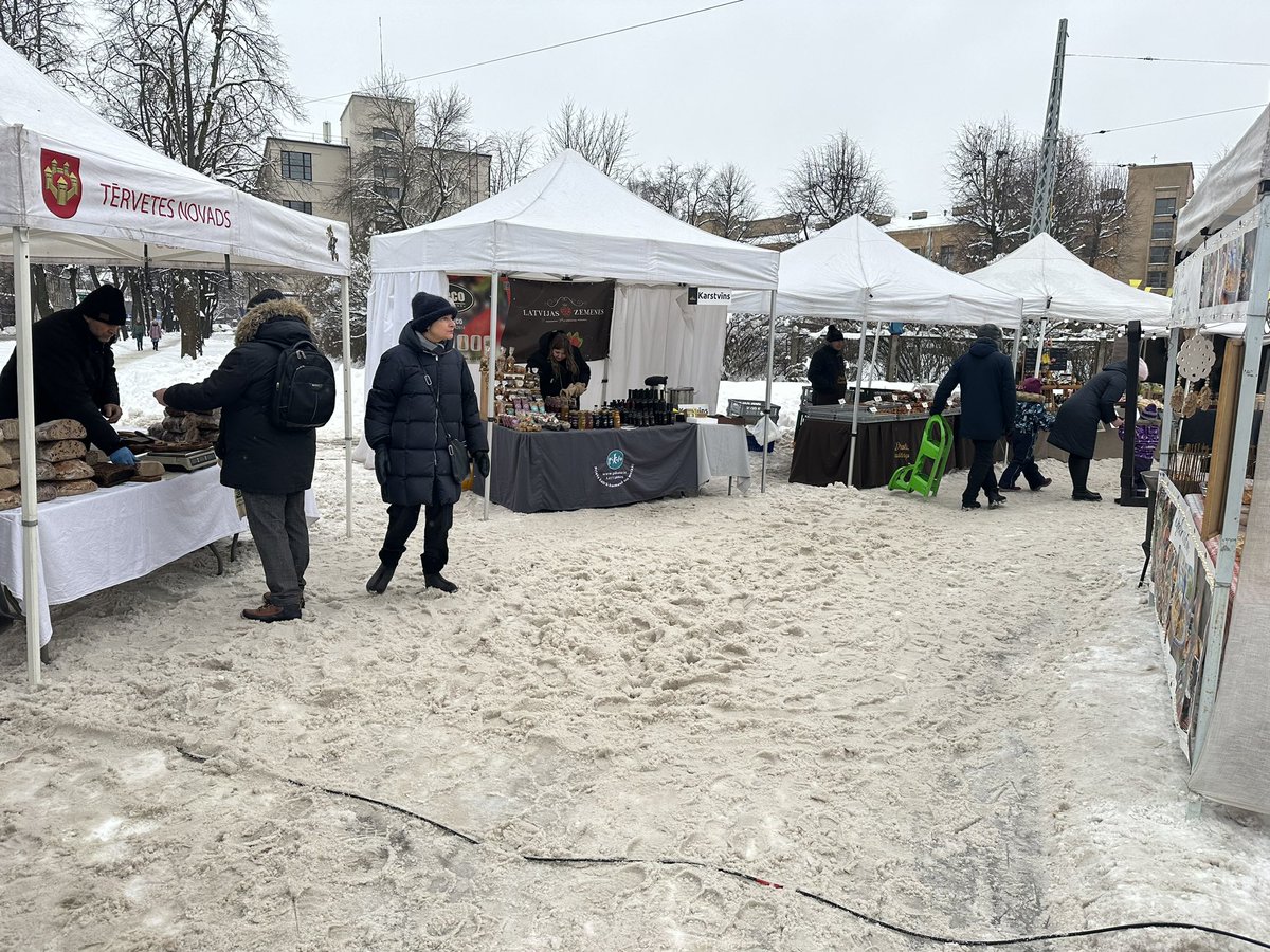 majrazotaji's tweet photo. šŖ Latvijas mÄjražotÄju #tirdziÅÅ” @Grizinkalnam ZiemassvÄtku noskaÅÄs ir atvÄrts un gaida savus pircÄjus lÄ«dz pl. 15.00 (PÄrnavas un J.Asara krustoj.)! Å
em biezo maku nÄc #tagad! #GrÄ«ziÅkalns #tirgus https://t.co/85YMSzIcyY