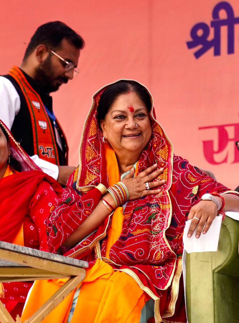 tarunasuman01's tweet photo. #पत्रकारों के सूत्र गणित के कितने ही #सूत्र लगा ले।
लेकिन मोदी की #गारंटी और वसुंधरा के #विश्वास के आगे सभी सूत्र फैल है।

#ReadyForRaje
#Raje4Rajasthan
#राजस्थान_मांगे_वसुंधरा @AmitShah @BJP4India @BJP4India @BJP4Rajasthan @cpjoshiBJP @VasundharaBJP @DushyantDholpur https://t.co/nxcSJtF26d