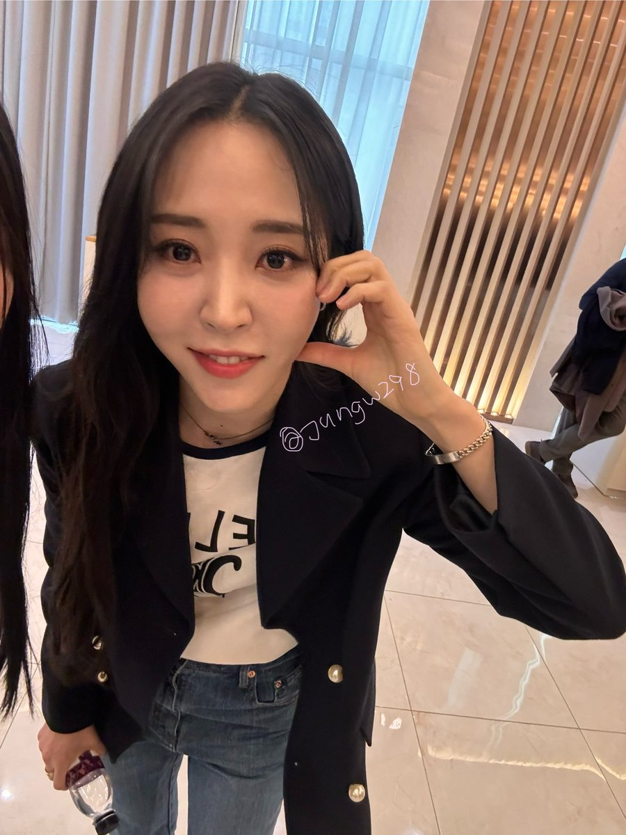 jungw298's tweet photo. #마마무 #문별 
공익을 위해... 오늘 결혼식장에서 뵌 문별 언니 셀카 공유해드립니다•••🥺❤️🫶한 때 너무 팬이었다고 하니까 안아주셨구 제가 사진도 부탁하면서 너무 귀찮게 해드려서 죄송하다고 하니까 괜찮다구 고맙다고 해주신..ㅠ 언니 셀카도 같이 찍어주셔서 너무 감사했습니다🥹💕 https://t.co/my3cGUZ1XS