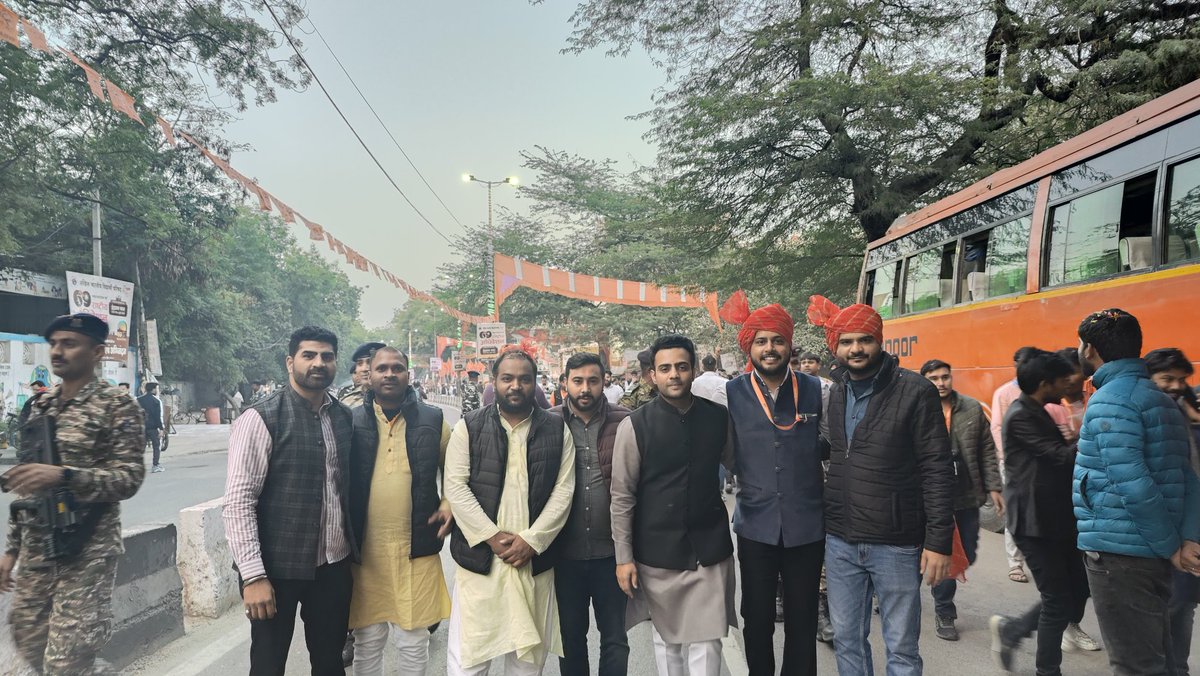 Ramkumar_AryaN's tweet photo. आज  दिल्ली मे @ABVPVoice के राष्ट्रीय अधिवेशन मे जाना हुआ, जहाँ पर परिषद मे कार्यरत पुराने साथियों से मिलना हुआ।
अधिवेशन का शुभारंभ @AmitShah जी ने किया और उन्होंने अपने सम्��ोधन मे कहा की वह भी शुद्धरूप से ABVP प्रोडक्ट है और उन्होंने भी अपने परिषद के पुराने दिनों को याद किया। https://t.co/WvQNJ9tnrV