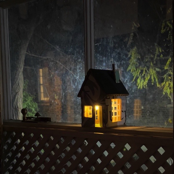 thegentleauthor's tweet photo. Spitalfields artist Robson Cezar‘s wooden houses are made from boxes collected for him by the stallholders at Whitechapel Market, and fitted with solar panels, which means they charge in daylight and light up automatically at dusk.
https://t.co/o2akRxU8rs https://t.co/B13GXq6SOt