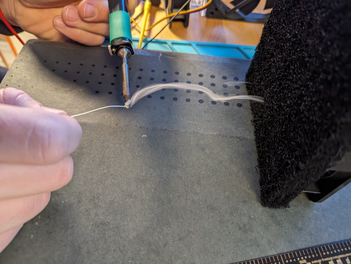 Ich hab einen Lüftervergleich für Lötrauchabsaugungen gemacht (12V, 120mm).

Testsieger: SUNON MEC0251V3-000U-A99

Sehr gut bis 12cm, geht gut bis 17cm Abstand.