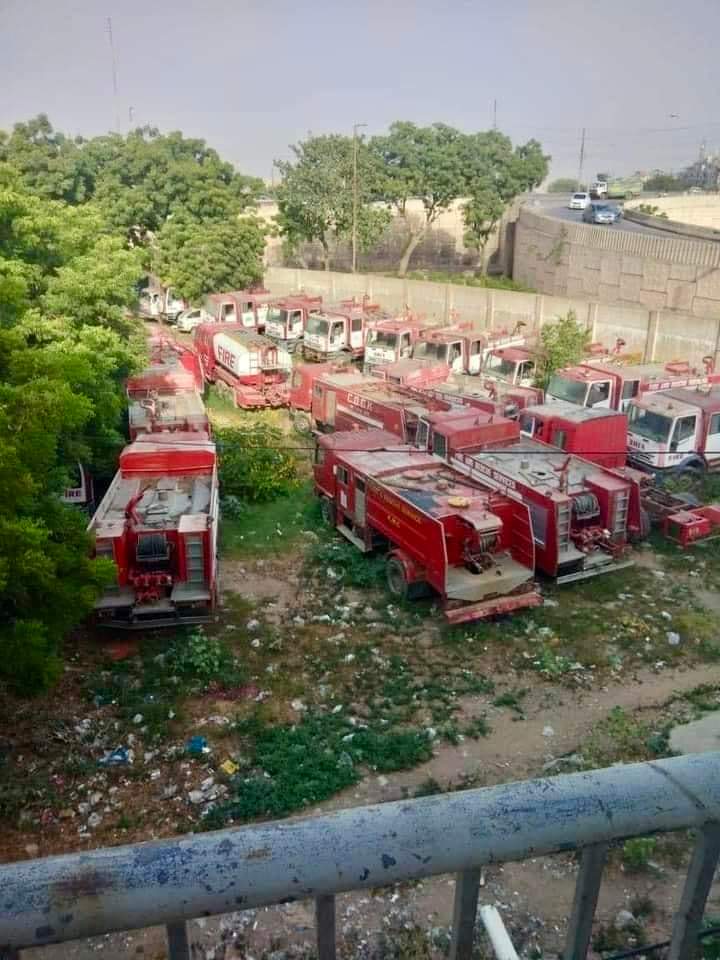 Location: Karachi F.B.Area Block 20 

Inki maintenance per awaam ka paisa lagna chaye ya Ministers ke protocol per? Aj kayee log Arshi Mall aye or wahan bhi apni siyasat chamka ker chalay gaye 

#BoloKarachi #Karachi