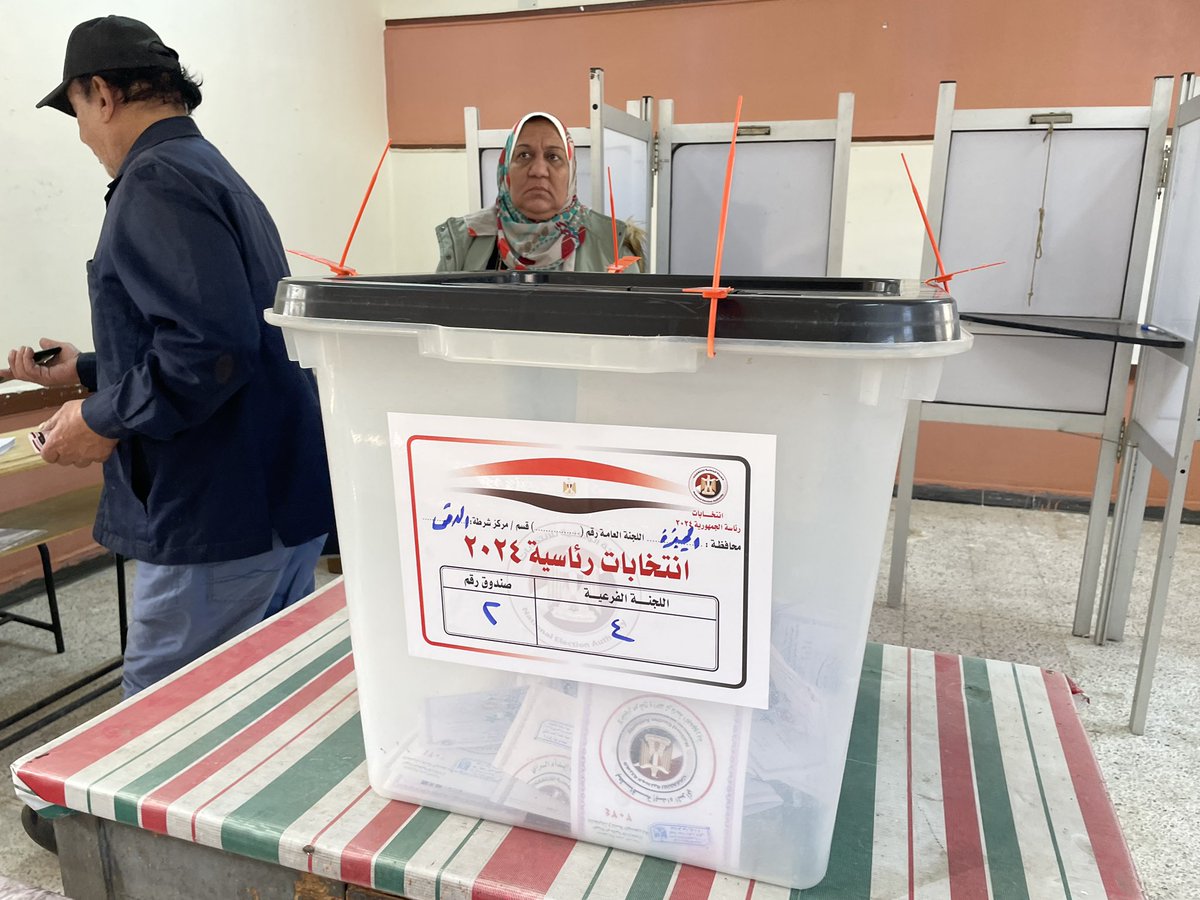 AnnaOsius's tweet photo. Präsidentschaftswahlen in #Ägypten - hier ein Wahllokal in #Kairo. Der Gewinner steht jetzt schon fest… https://t.co/YzcEdddfPq
