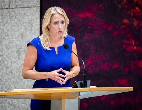 G11Sven's tweet photo. 1/2 Lilian #freeweefster Marijnissen

Actrice @SPnl 🍅, gaat óók weg🚩. Heeft onlangs menig openbare foto verwijderd🚩. MtF? #Shill.

#PiramidHands
#Wall
#PinkBlackCode
#Wall #GuyLookalike: clavicles https://t.co/5hLjvPMgwe