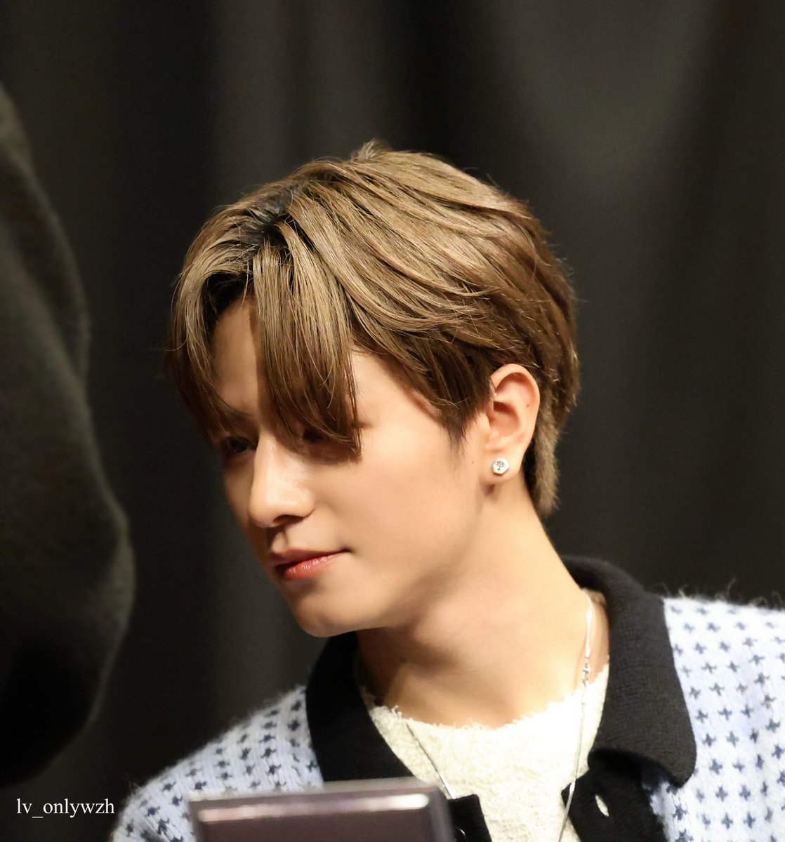 231209
スタッフさんへ向ける眼差しシリーズ
#LEV #레비 #レビ
#wangzihao #왕즈하오 #ワンズハオ #ズハオ  #王子浩
