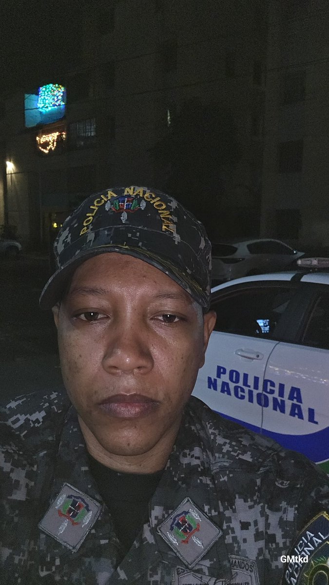 gabrielmercedez's tweet photo. Hacemos un cara a cara con agentes del Destacamento C-4 en San Carlos D.N., donde orientamos a circular para que las personas que se levantan temprano hacer ejercicios noten la presencia policial.

Nuestra misión es que estén seguro siempre.

#SupervisorPNenC4 https://t.co/BsU0S1XGtb