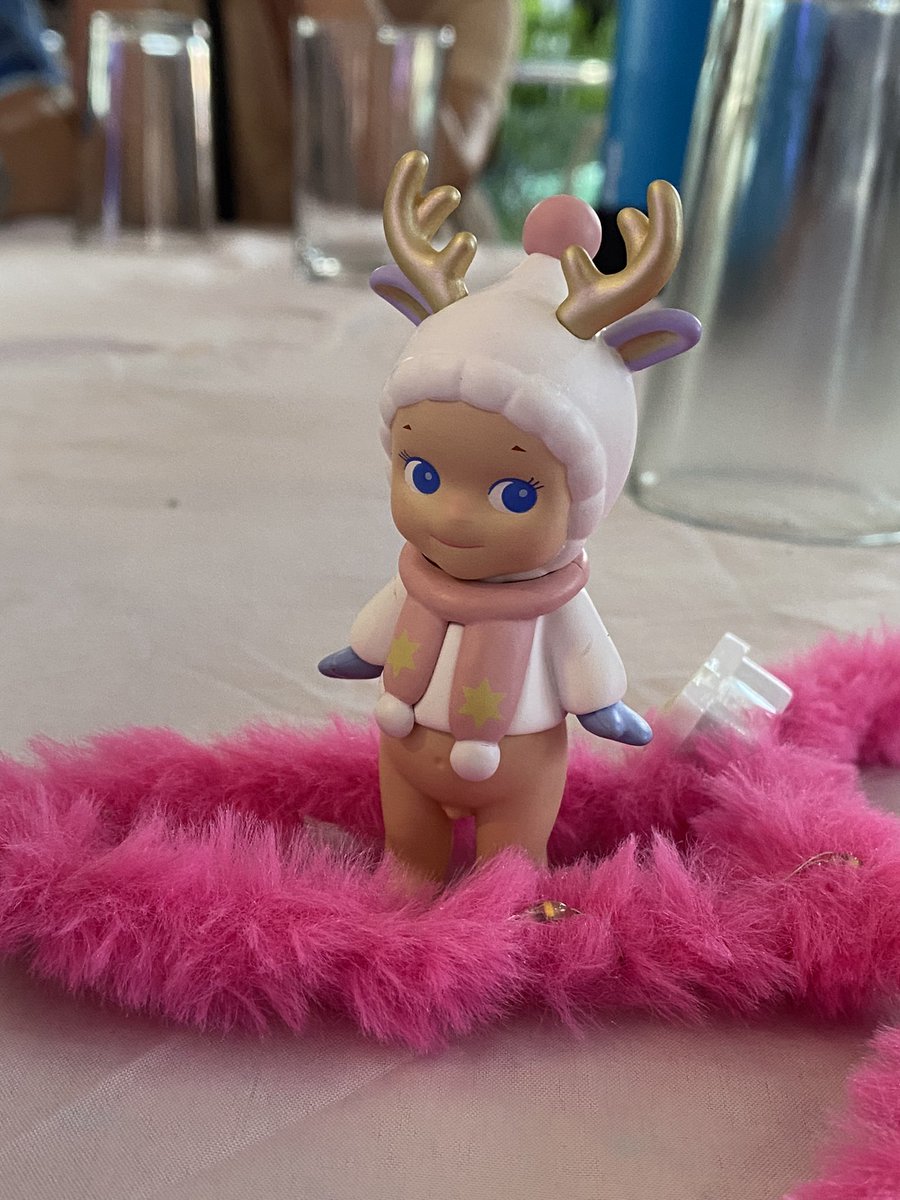 elisbns's tweet photo. Hi from pinky https://t.co/dQFrb0GLRH