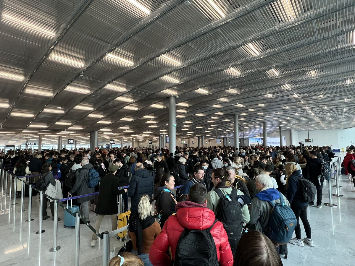 Mega queues. Paris CDG 2B ✈️