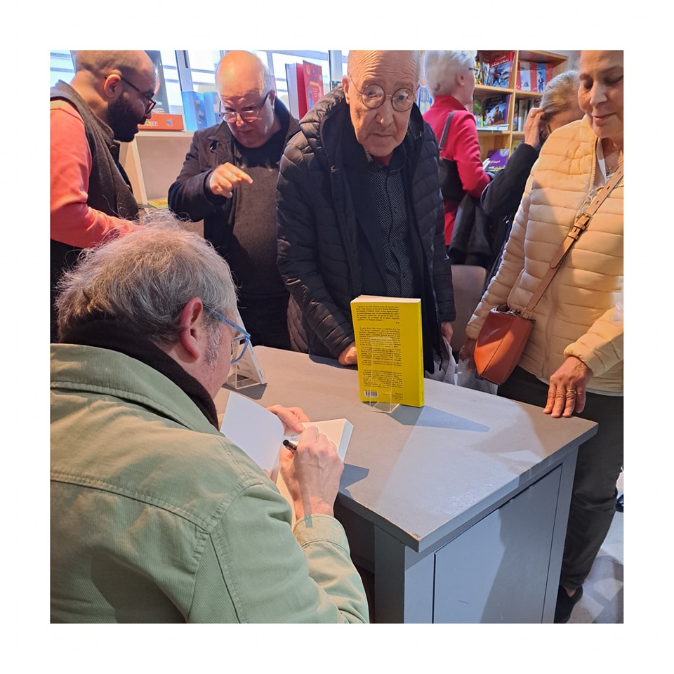 Mus_Benfodil's tweet photo. C’était hier à la librairie L’Arbre à Dires. Un moment généreux partagé avec le prodigieux Salah Badis à l’initiative de (et modéré par) Sofiane Hadjadj autour de nos écritures respectives. Merci aux éditions Barzakh, à toute l'équipe de la librairie et au merveilleux public. https://t.co/9mstYvyLVC