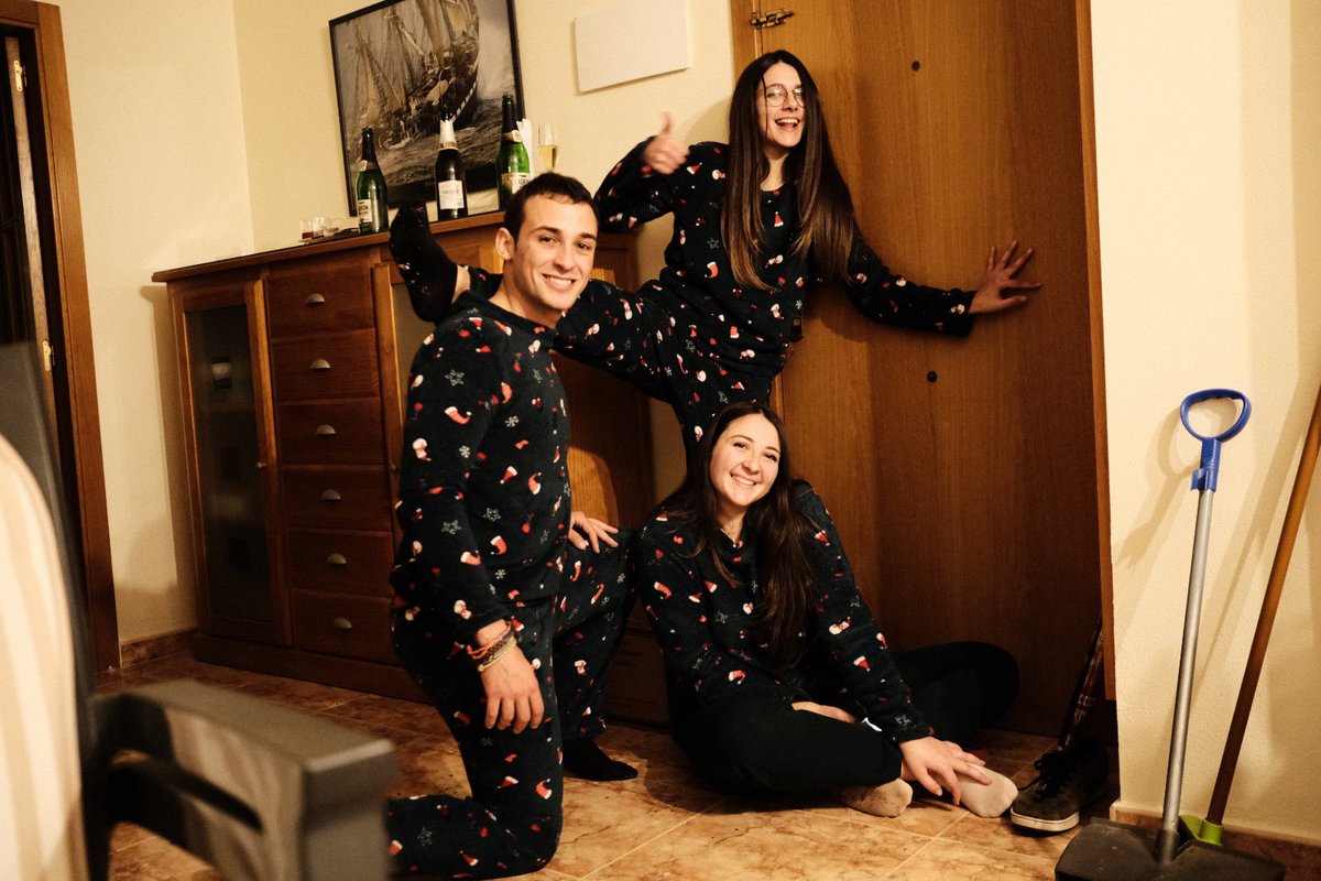 anamrtnzz's tweet photo. Tener un pijama de navidad con tu novio es bonito, pero tenerlo con tus amigos es otro rollo 🎄🎁🎅🏼⛄️ https://t.co/x2IxoU2bw6