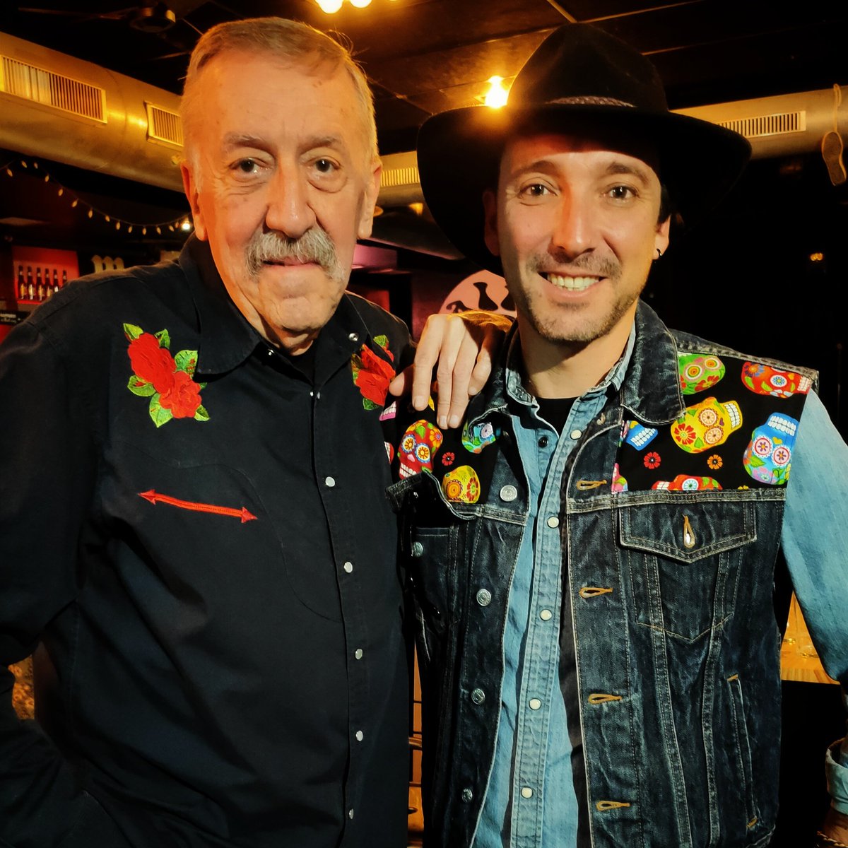 LiverDavis's tweet photo. He vuelto. Tras una temporada de reflexión, un fin de semana decisivo. Como postre, "Hey, Tonight Roots!" Un festival de country en la @SALALOCOCLUB donde pude ampliar la amistad con el mítico @_ManoloFdez de de @RadioConBotas e impregnarme de su sabiduría. https://t.co/tygK9TLiC8