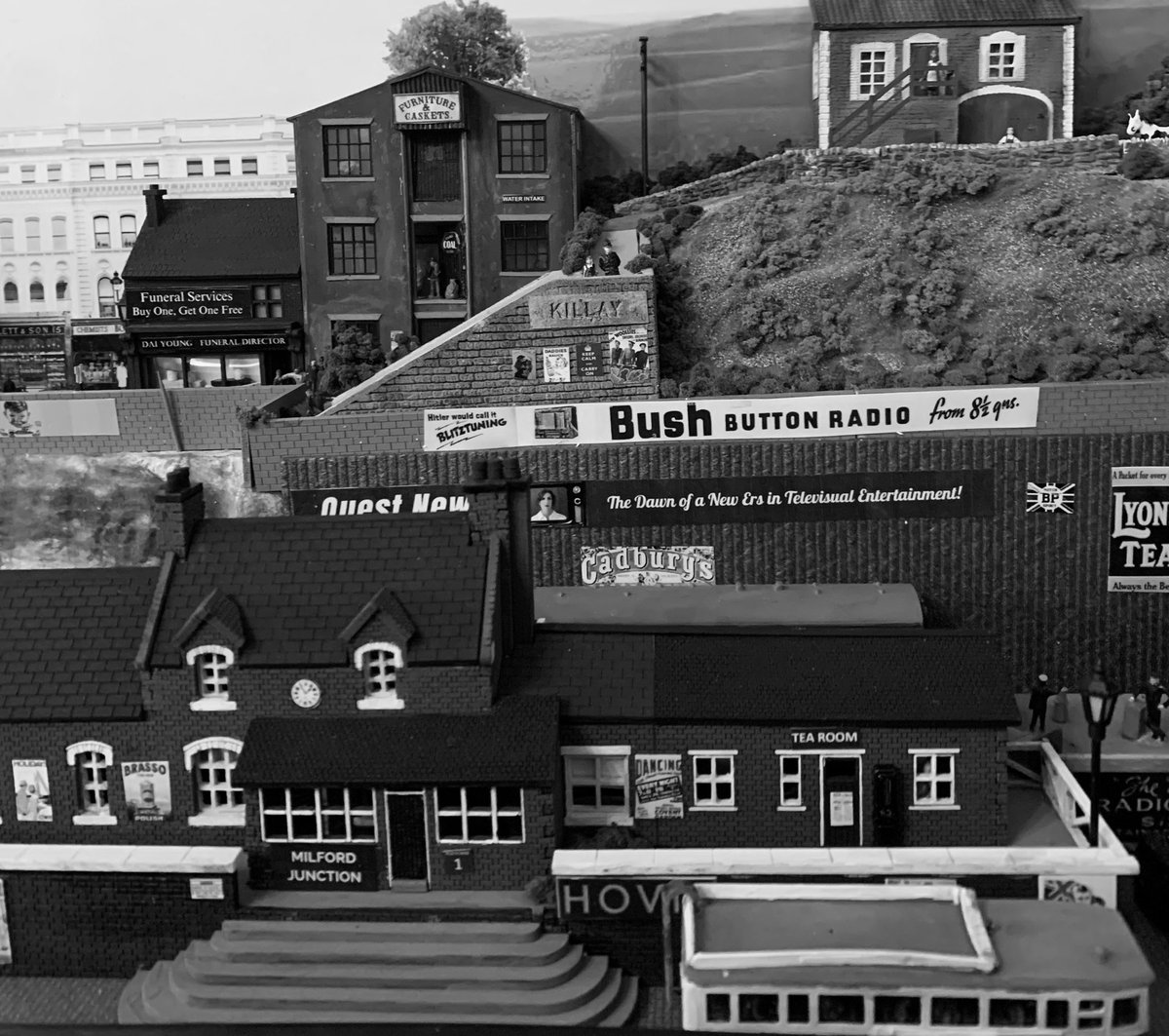 modelrailquest's tweet photo. Brief Encounter Monochrome model railway- making its debut at the Woolwich Model Railway Show 2023. #briefencounter #monochromemodelrailway #modelrailways #modeltrains #modelrailwaylayouts #miniature #modelrailroads #railwaymodelling #woolwich #shrewsburyhouse https://t.co/yn1trLGERs