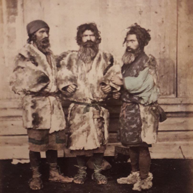 LeSalonNoirFC's tweet photo. Aux marges septentrionales du Japon, sur l'île d'Hokkaidô, les Aïnous, chasseurs de visons et de mammifères marins, ont été perçus comme une population fossile, voire relique, elle n'émerge toutefois qu'au XVe siècleà découvrir : 
https://t.co/8RKzQUVQao https://t.co/T7AP7WE52j