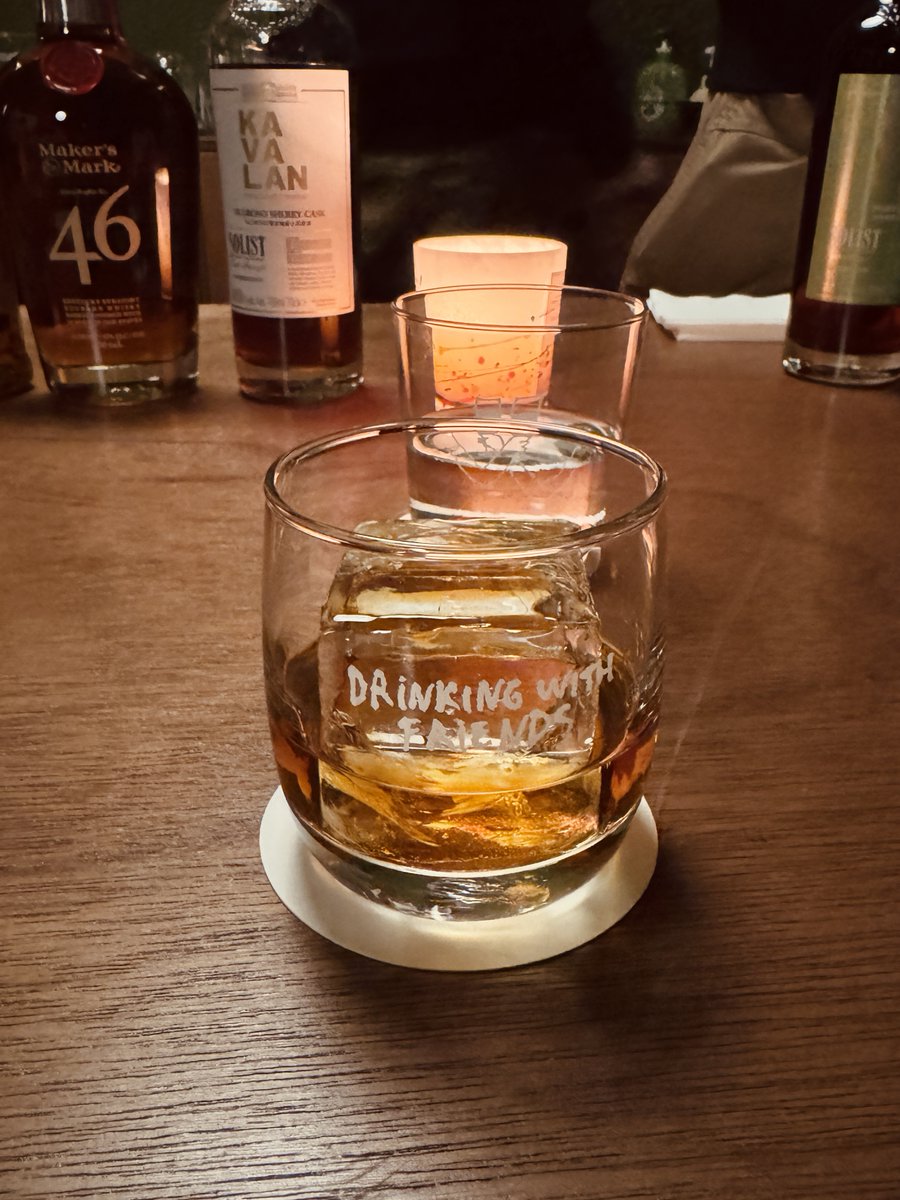 youthful_museum's tweet photo. 🍷 연말 EVENT
Drinking With Friends x 미술관 다니는 청년

 미술을 사랑하며 만나게 된 친구가 작은 갤러리 같은 위스키 바를 오픈하게 되어 다녀왔는데요! 아늑하고 편안한 공간에 위스키 종류도 다양해서 정말 좋았습니다. 그래서 많은 분들에게 알려 드리고 싶어 오픈 기념 및 연말 맞이로 저와 더불어 미술과 위스키를 사랑하는 분들에게 작은 이벤트를 열고자 합니다☺ 

<내용>
⁃ 기간: 23.12.13(수)-23.12.31(일)
- 미술관 다니는 청년 Follow + 본 게시물 RT
- DWF 방문 후 위스키 잔술 주문 시 버번하이볼 1잔 or 논알콜 칵테일 1잔 무료 (1인 1잔 제공)