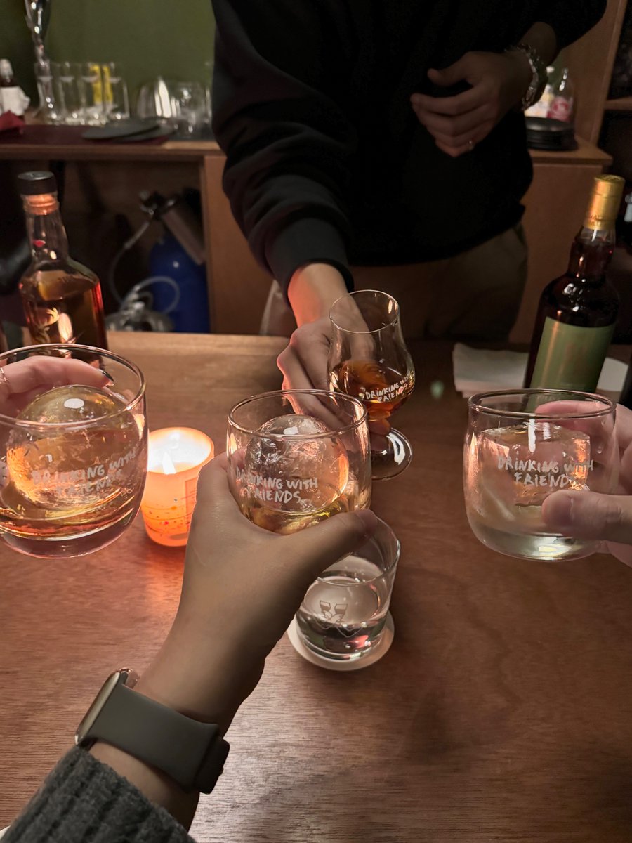 youthful_museum's tweet photo. 🍷 연말 EVENT
Drinking With Friends x 미술관 다니는 청년

 미술을 사랑하며 만나게 된 친구가 작은 갤러리 같은 위스키 바를 오픈하게 되어 다녀왔는데요! 아늑하고 편안한 공간에 위스키 종류도 다양해서 정말 좋았습니다. 그래서 많은 분들에게 알려 드리고 싶어 오픈 기념 및 연말 맞이로 저와 더불어 미술과 위스키를 사랑하는 분들에게 작은 이벤트를 열고자 합니다☺ 

<내용>
⁃ 기간: 23.12.13(수)-23.12.31(일)
- 미술관 다니는 청년 Follow + 본 게시물 RT
- DWF 방문 후 위스키 잔술 주문 시 버번하이볼 1잔 or 논알콜 칵테일 1잔 무료 (1인 1잔 제공)