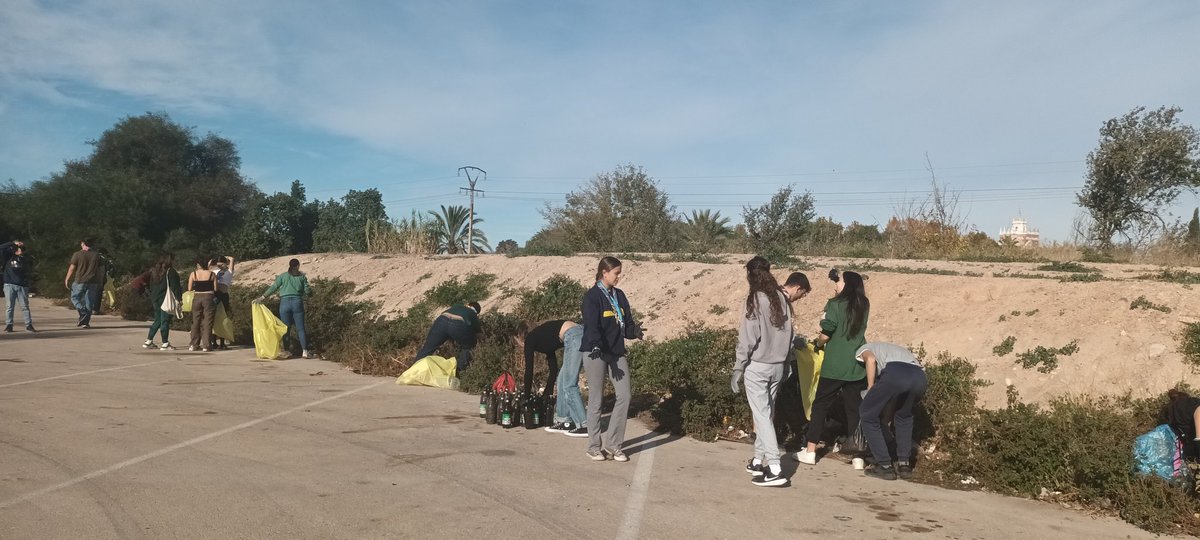 Regmurcialimpia's tweet image. Hoy estamos con un grupo de scouts recogiendo un lateral del parking disuasorio de Barriomar. @MscMurcia @MscNacional  #luzdelapazdebelen @BarriomarObs .  #cienciaciudadadna #ProyectoLIBERA @SEO_BirdLife @M_CruzFerreira @AytoMurcia @mucsostenible @diariolaopinion