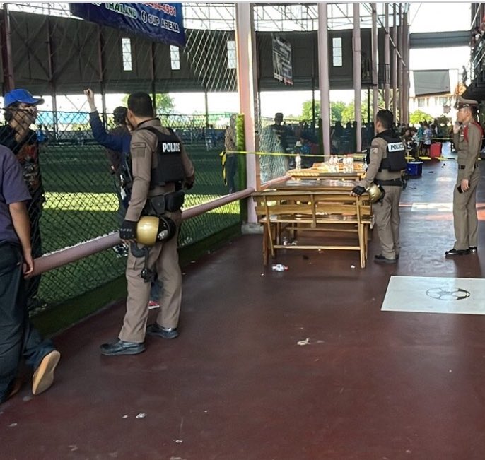 ระทึกปทุมธานี! 

มือปืนคลั่ง รัวยิงคนในสนามบอลระหว่างแข่ง

คนดูกว่า 200 ชีวิตวิ่งหนีตายอลหม่าน

ล่าสุดตำรวจรู้ตัวคนร้ายแล้ว เป็นแก๊ง BK ของกัมพูชา

#กราดยิง