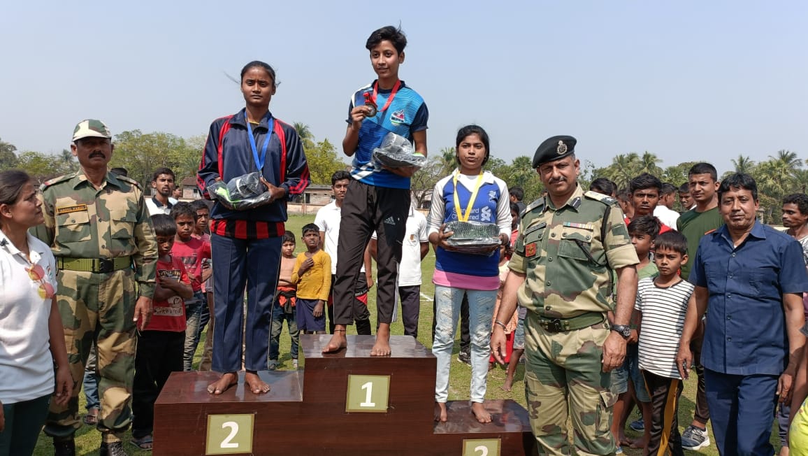 BSF organises run for troops and locals in West Bengal. A #FIT India initiative to have a healthy living. 

#RunForFun #MuktiVahini
#BSFforBorderPopulation #TejRan #HumanRightsDay #HumanRights #MUFC #MahuaMoitra