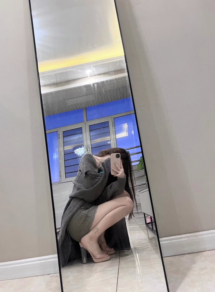 chengsiman666's tweet photo. 脚踩香蕉 哥哥想看吗
#白虎 #萝莉 #少萝
#jiojio #玉足 #足交 https://t.co/txgUFdbddt