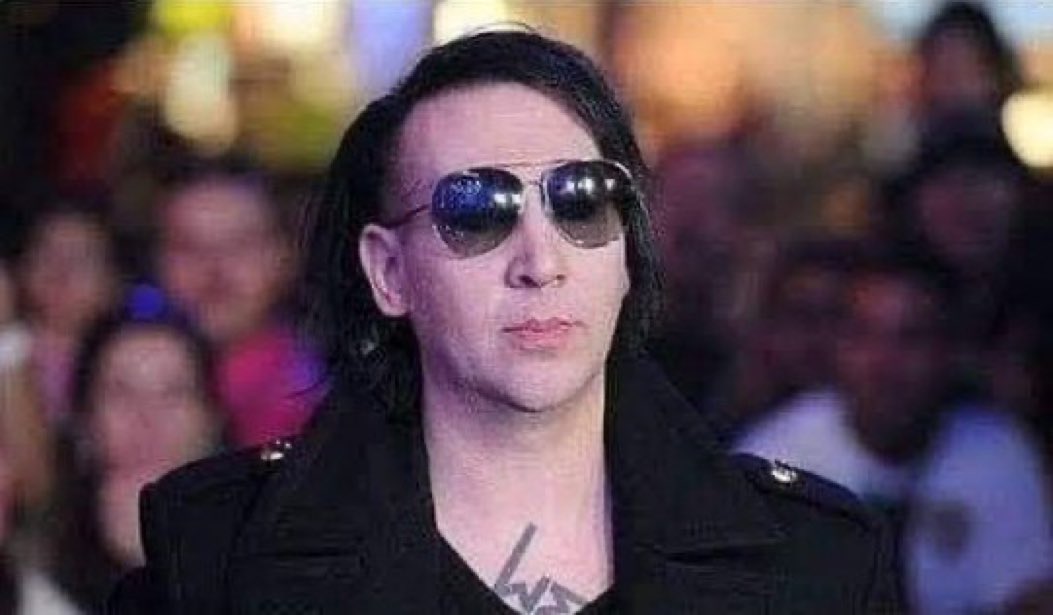 Últimamente Marylin Manson parece Nicolas Cage disfrazado de Marylin Manson.