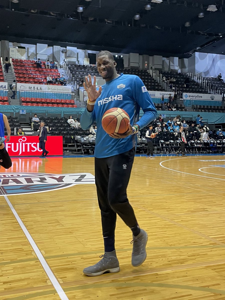 tamo_____15's tweet photo. アップ中のCDにスマホ向けてたらファンサいただきました😊
#CheickDiallo
#京都ハンナリーズ
#共に登る https://t.co/oTOHZfQD05
