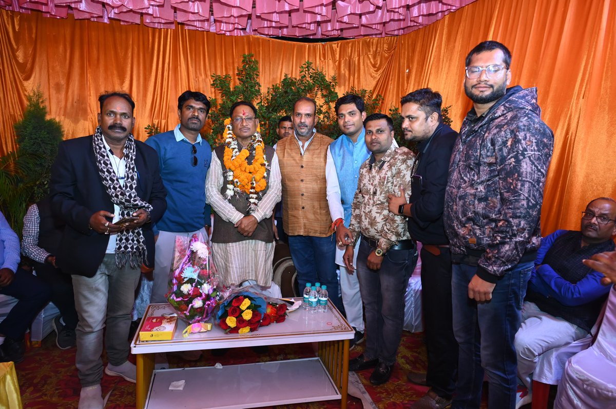 पूर्व केंद्रीय मंत्री एवं भाजपा के पूर्व प्रदेश अध्यक्ष एवं छत्तीसगढ़ के नए मुख्यमंत्री माननीय श्री विष्णु देव साय जी से उनके निवास में मुलाकात कर बधाई दिया गया।💐💐
<a href="/vishnudsai/">Vishnu Deo Sai</a> जी cm बनने की बहुत बहुत बधाई