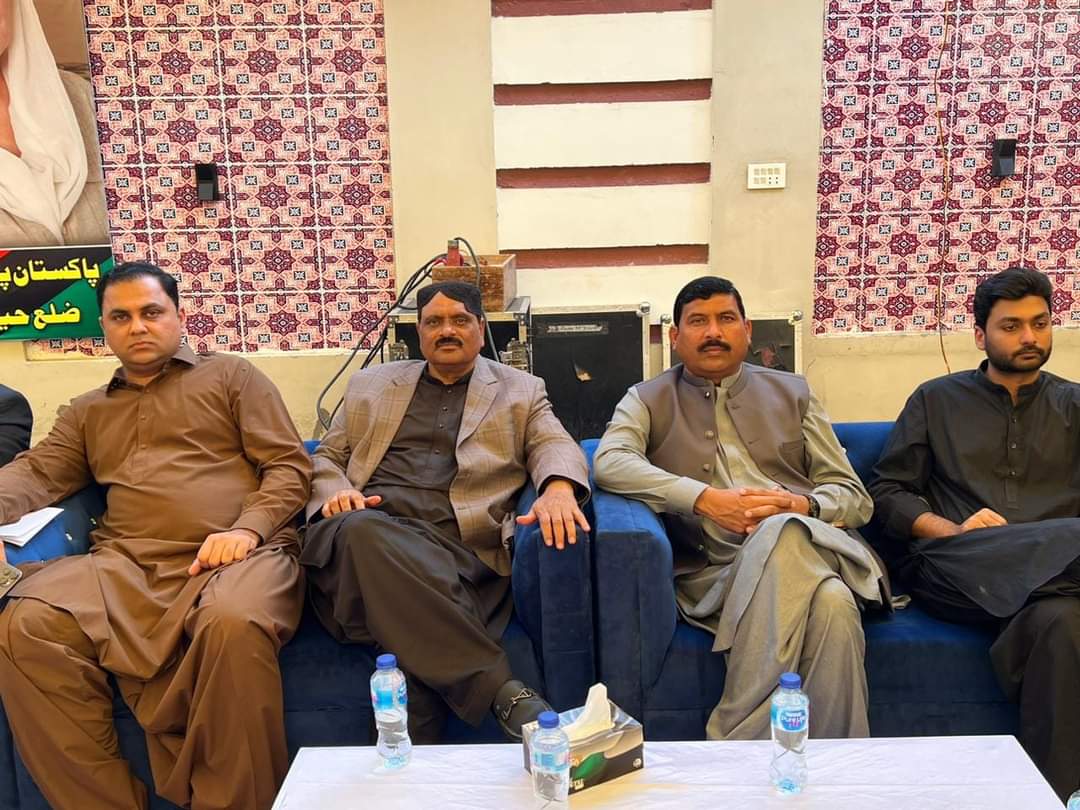 ARaufGhoriPPP's tweet photo. پاکستان پیپلز پارٹی سٹی کے سینئر نائب صدر  کی حیثیت سے پاکستان پیپلزپارٹی حیدرآباد اور میرپورخاص ڈویژن کے پارٹی کنونشن 27 دسمبر شہید محترم بینظیر بھٹو کی برسی کے حوالے سے تقریب میں شرکت کی۔  

 اس موقع پر پارٹی کے  پی پی سندھ کے صدر نثارکھوڑو سینیئر رہنما سابق وزیر اعلیٰ سندھ سید @MuradAliShahPPP  پارٹی کے سینیئر رہنما پی پی میرپورخاص کے ضلعی صدر  میرمنور خان تالپر، @sharjeelinam @razarabbanikhar میئر نوابشاہ @MayorQazi56029 رشید بھٹی، ٹاؤن سید خادم علی شاہ چیئرمین @shazil_s2 سید شازیل شاہ، یوسی چیئرمین حنیف میمن، عبدالجبار غوری، رزاق ہاشمانی، ممتاز جھنڈیر اور دیگر  عہدیداران بھی موجود تھے۔

#BilawalBhuttoZardari #AbdulRaufGhori #MayorMirpurkhas #MirpurkhasWorks #MediaCellPPP #PPPDigital #PPPDigitalSindh